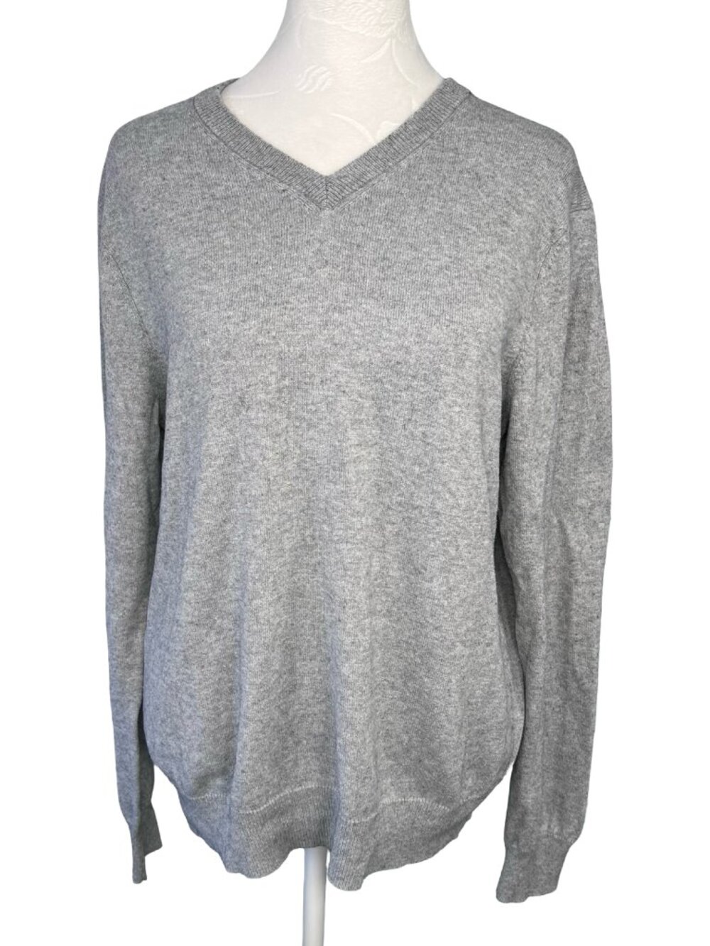 Tahari V-Neck Sweater Gray Lightweight Knit Minimalist Basic Size Medium